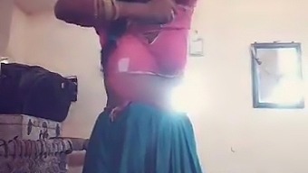 দেশী গ্রামের স্ত্রীকে এই গরম ভিডিওতে হার্ডকোর চুদা হয়েছে।