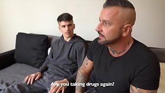年轻女孩被肛交并被打屁股惩罚