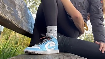 Une Blonde Amateur Profite D'Une Action Pov Publique Dans Le Parc