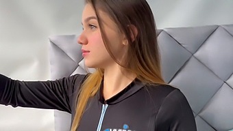 Die Erregung Meines Stiefbruders Wird Von Meiner Natürlichen Schönheit Und Meinem Athletischen Körperbau Angeheizt